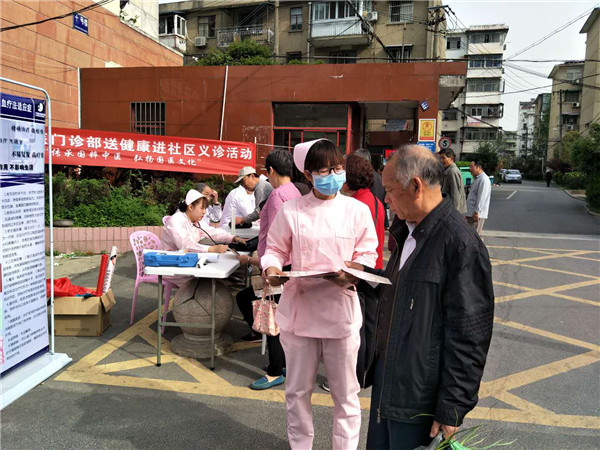 白云社区计生协、滁州市安居养老中心以及滁州市广慈中医门诊部联合开展免费健康义诊进社区活动。
