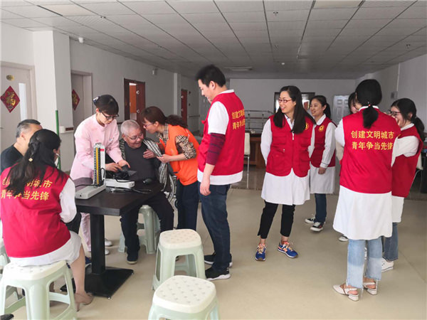滁州城市职业学院护理系师生和滁州市第一人民医院老年科医护人员一行来我中心开展教学实践和志愿者活动